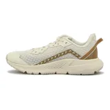 Championes deportivos Diadora Mythos Blushield Volo 3 Gold, color crema/beige, con detalles en negro, dorado y una pequeña bandera italiana en el lateral. Presentan tecnología BLUSHIELD en la suela.