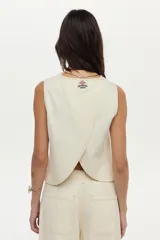 Top musculosa de denim crudo, sin mangas, con escote redondo y delicados bordados étnicos y florales multicolores en el frente.