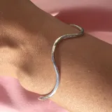 Brazalete rígido de plata 925 con diseño ondulado.