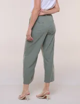 Pantalón crop de algodón y rayón, color beige, con pretina elástica con cordón de ajuste, bolsillos frontales aplicados y corte recto.