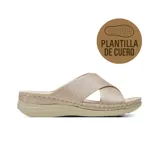 Sandalia plana tipo chinela de Korium, modelo Ioanna, color dorado con tiras cruzadas y plantilla de cuero. Cuenta con suela anatómica y costuras visibles en el borde.
