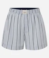Short de pijama Lov confeccionado en tricolina de algodón, con diseño holgado, estampado a rayas celestes y grises, y cintura elástica con etiqueta frontal de la marca.