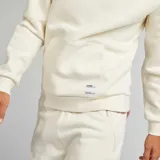 Buzo de chándal con capucha color blanco, con bolsillo canguro frontal y cordones ajustables en la capucha.