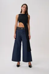 Pantalón de jean azul oscuro, de corte ancho y tiro alto.