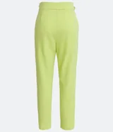 Pantalón zanahoria color verde lima, de crepé con cintura alta, detalle de aro en la cintura y pliegues delanteros.