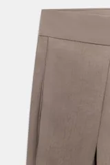 Pantalón de tiro medio color beige perteneciente a la colección ZW Collection, de corte ancho y recto, con detalle de pliegues frontales y cierre con cremallera y ganchos metálicos.