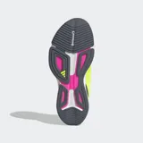 Championes de entrenamiento Adidas Rapidmove 2, color amarillo neón con las icónicas tres tiras en fucsia y detalles en gris oscuro. Presentan una estructura de malla transpirable con refuerzos laterales y mediasuela con tecnología Lightstrike para mayor amortiguación y respuesta.