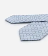 Corbata de corte regular confeccionada en tejido satinado, con estampado de rombos en tonos celestes y blancos.