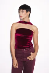 Top entallado de terciopelo color bordó, con diseño de un solo hombro y tira de agarre al cuello.