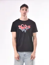 Remera negra de algodón con estampado abstracto en tonos rosa y gris.