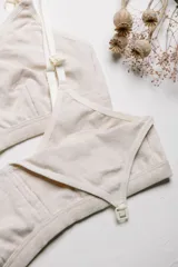 Pack de dos soutienes maternales de algodón con diseño ergonómico para lactancia. Presentan broches de acceso rápido en los breteles, contorno reforzado y suave, y breteles regulables.