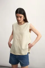 Blusa sin mangas color rosado con cuello redondo y corte holgado.