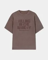 Remera oversize color marrón con efecto acid wash, mangas cortas y estampa frontal con la inscripción "Killing in the Name Of".
