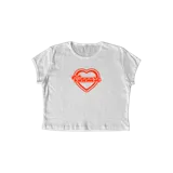 Remera corta blanca de algodón con cuello redondo y estampado de corazón rojo con la palabra "Vinnare" en el centro.