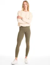 Legging de tiro alto confeccionada en algodón elástico con cintura ancha modeladora. Presenta un calce ajustado y tejido opaco de tacto natural.