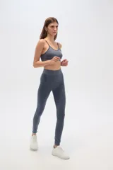 Calza negra de calce alto y al cuerpo.