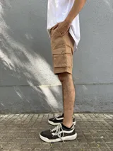 Bermuda de gabardina azul con bolsillos cargo laterales.