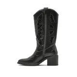 Bota texana de caña alta color negro, con diseño de costuras decorativas en contraste y taco cuadrado de altura media.