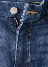 Jeans de denim azul oscuro con diseño flare, tiro alto, trabillas y cinco bolsillos.