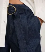 Short de mezclilla azul oscuro, tiro alto, con cinturón de tela a juego y hebilla metálica redonda.