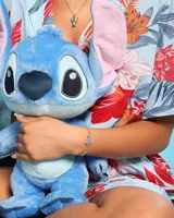 Pulsera dorada con dijes de Stitch, flores azules y ananás.