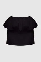 Top negro de mujer sin tirantes con escote off-shoulder y un volado grande que cubre el pecho y los hombros.