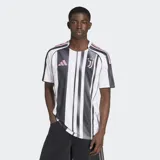 Camiseta de fútbol Adidas del Juventus F.C., modelo Home Jersey temporada 25/26, para hombre. Diseño a rayas verticales blancas y negras con detalles en rosa en cuello, mangas y hombros.
