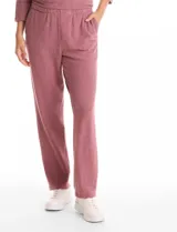 Pantalón tipo jogger de tejido soft, con pretina elastizada y bolsillos laterales funcionales. Presenta un diseño de pierna con caída fluida y ajuste leve en el tobillo.