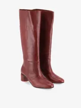 Bota Sontag alta de cuero vacuno negro con tacón de madera y suela de cuero.