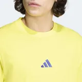 Remera Adidas de algodón color amarillo, con cuello redondo y mangas cortas. Presenta el logo de la marca bordado en el centro del pecho y las icónicas tres rayas de la marca en color verde sobre los hombros y mangas.