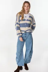 Pantalón de denim tipo jean color verde militar, de tiro medio y corte holgado con diseño wide leg.