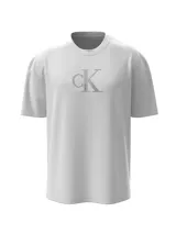 Remera de manga corta Calvin Klein color blanco, de corte regular y cuello redondo, con monograma centrado de la marca.