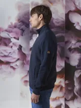 Campera tipo fleece de Benson & Thomas, con cierre frontal completo, cuello alto y textura acolchada en el panel frontal. Posee puños y ruedo acanalados.