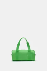 Bolso tipo mini bowling Fruit of the Loom x Zara en color verde, con formato cilíndrico, doble asa de mano, bolsillos exteriores laterales y cierre de cremallera.