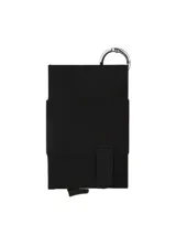 Tarjetero compacto de color negro con protección RFID, exterior de tela elástica y aro metálico superior para colgar.