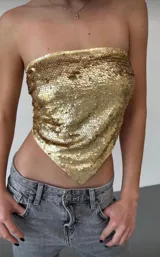 Top strapless de lentejuelas doradas con diseño tipo bandana y terminación en punta en el frente.