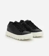Championes casuales de hombre con diseño minimalista, confeccionados en poliuretano con acabado liso. Presentan cierre mediante cordones y una suela bold voluminosa de color blanco.