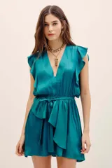 Vestido corto negro de poliéster, con escote en V pronunciado, mangas sisa con volados y lazo ajustable en la cintura.