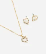 Conjunto de collar corto y caravanas con forma de corazón cutout con strass, color dorado. El collar tiene cierre de trancadero y las caravanas cierre de tornillo.