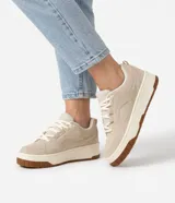 Championes Satinato de PU texturizado símil suede, color beige, con suela tipo caja y base tractorada. Cuentan con cierre de cordones y diseño de recortes en la capellada.