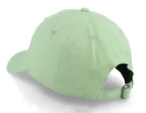 Gorra de visera curva color verde menta, con bordado frontal del icónico logo Screaming Hand de Santa Cruz en color azul.