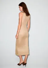 Vestido midi de silueta recta color dorado, con cuello barca, sin mangas y diseño confeccionado en tejido con hilo metálico y lentejuelas.