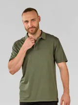 Remera verde militar de algodón, manga corta y cuello polo con dos botones.