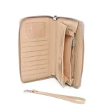 Billetera grande color taupe de símil cuero con cierre perimetral. Tiene 16 compartimentos internos y un bolsillo con cierre.