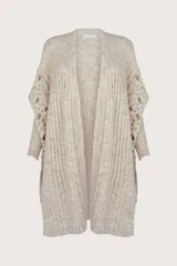 Cardigan largo color beige con tejido acanalado, diseño abierto sin botones y mangas caladas de estilo artesanal.