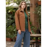 Campera tipo sobrecamisa de jean en color naranja, con corte oversize, cuello italiano, cierre frontal con botones metálicos y ruedo deshilachado. Cuenta con bolsillos frontales con solapa y mangas largas.