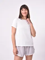 Remera deportiva blanca de manga corta, confeccionada en tejido ligero y transpirable, con costuras laterales reforzadas y corte cómodo.