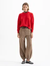 Sweater rojo de largo hasta la cadera, con mangas largas y tejido en mezcla de lana merino y algodón. De silueta holgada y cuello redondo.