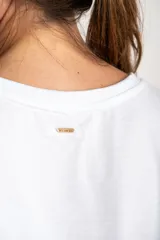 Remera blanca de algodón, de corte recto y mangas cortas.