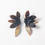 Caravanas con diseño floral en tonos marrones y negros, con acabado brillante y efecto carey.